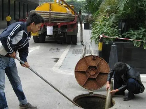 大型高压清洗车疏通排水管道、排污管道、雨水管道、市政管道、高